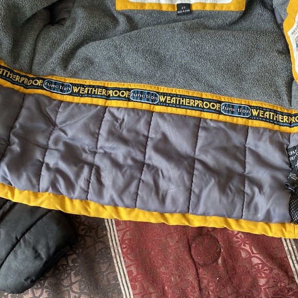 Nice weatherproof jacket for your toddler - Picture 2 of 5